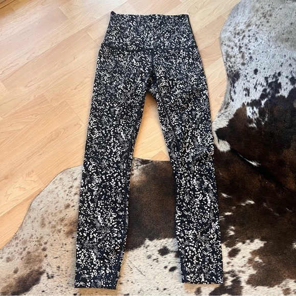 LULULEMON Wunder Under Super Hi-Rise Legging 28"
Chirasu Black Size 4 Spotted - Picture 3 of 7
